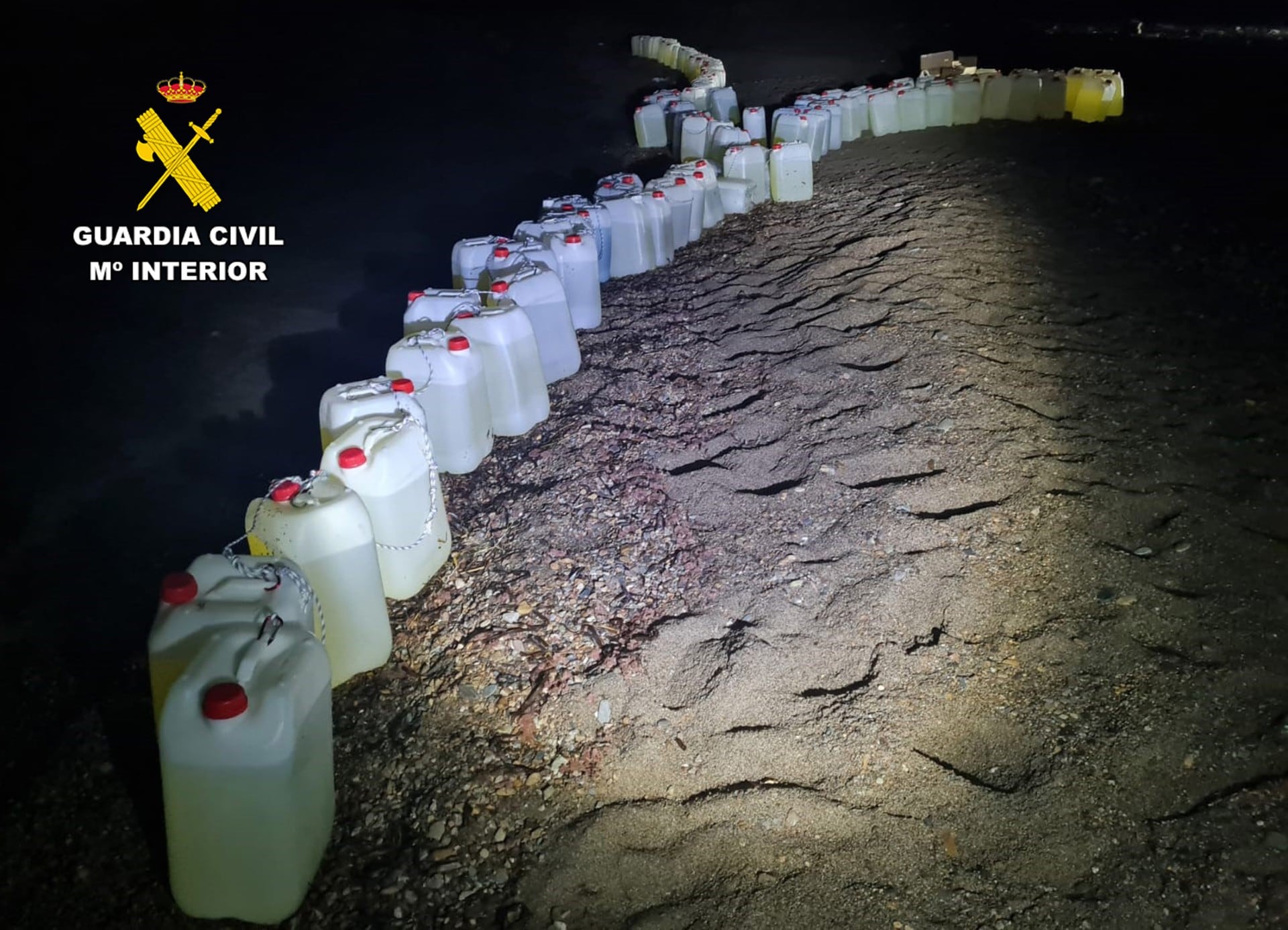 La Guardia Civil desmantela un grupo criminal en Águilas y Huercal Overa para el suministro de combustible a pateras taxi.