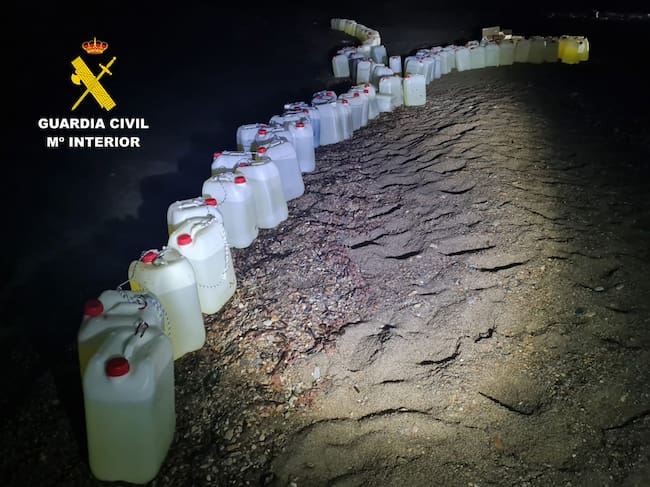 La Guardia Civil desmantela un grupo criminal en Águilas y Huercal Overa para el suministro de combustible a pateras taxi.