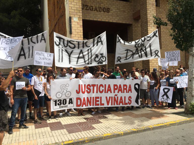 Concentración ante los juzgados de familia y amigos de Viñals