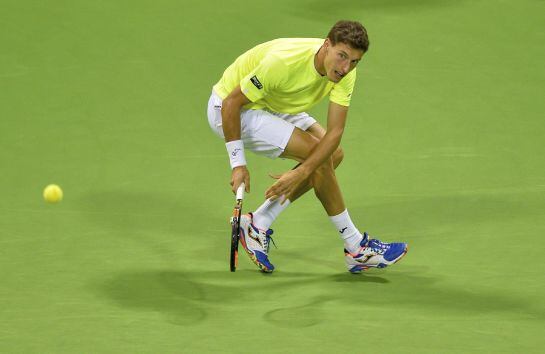 QTR01 DOHA (QATAR) 05/01/2016 .- El tenista español Pablo Carreño Busta devuelve la bola a su compatriota Rafael Nadal durante el partido de primera ronda del torneo de Doha disputado en Qatar, hoy 5 de enero de 2016. EFE/Str