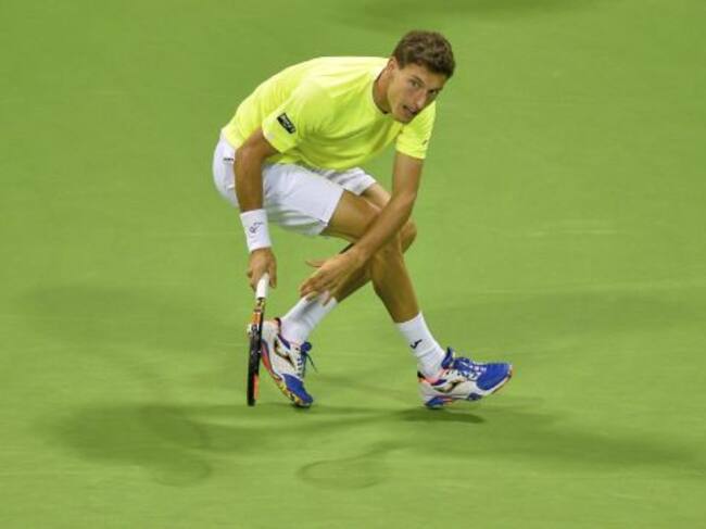 QTR01 DOHA (QATAR) 05/01/2016 .- El tenista español Pablo Carreño Busta devuelve la bola a su compatriota Rafael Nadal durante el partido de primera ronda del torneo de Doha disputado en Qatar, hoy 5 de enero de 2016. EFE/Str
