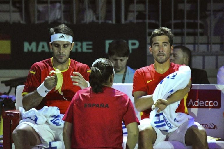 Marc López y David Marrero, durante el partido de dobles correspondiente a la eliminatoria por el ascenso al Grupo Mundial de la Copa Davis