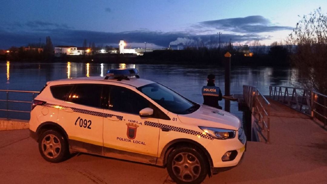 Una patrulla de Policía Municipal frente al embarcadero municipal, zona donde se produjo el rescate