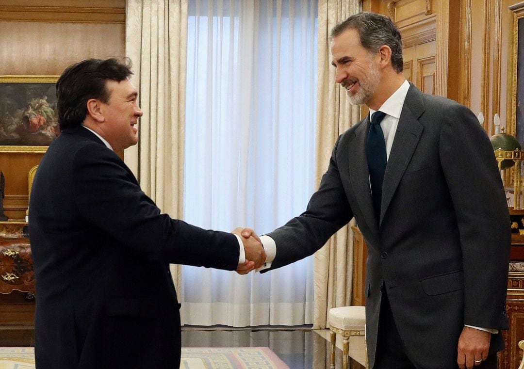 El rey Felipe VI durante la audiencia al diputado de Teruel Existe Tomás Guitarte en el Palacio de la Zarzuela 