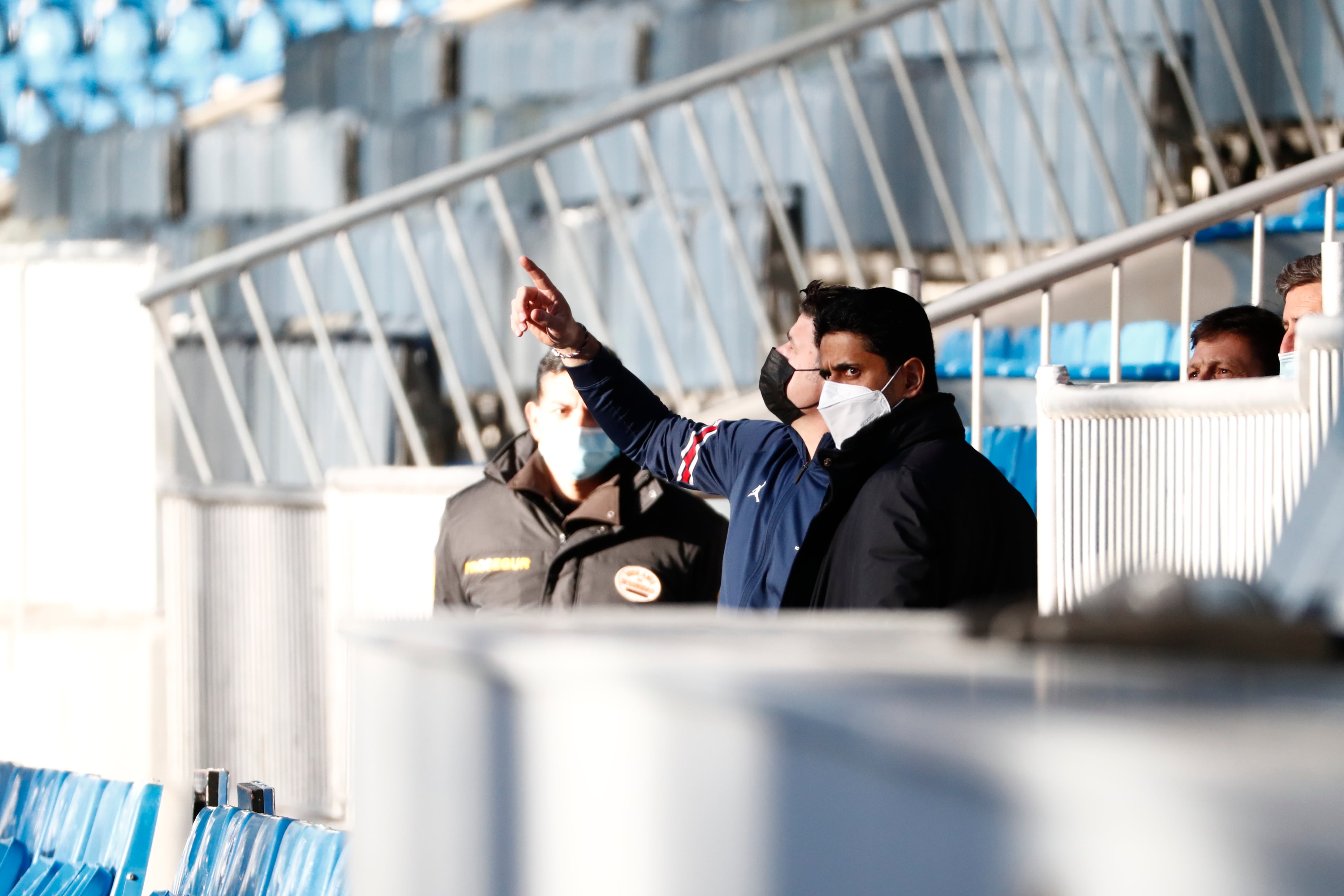 El entrenador del PSG, Mauricio Pochettino y el dueño del club, Nasser al-Khelaifi observan el campo del estadio Santiago Bernabéu de Madrid