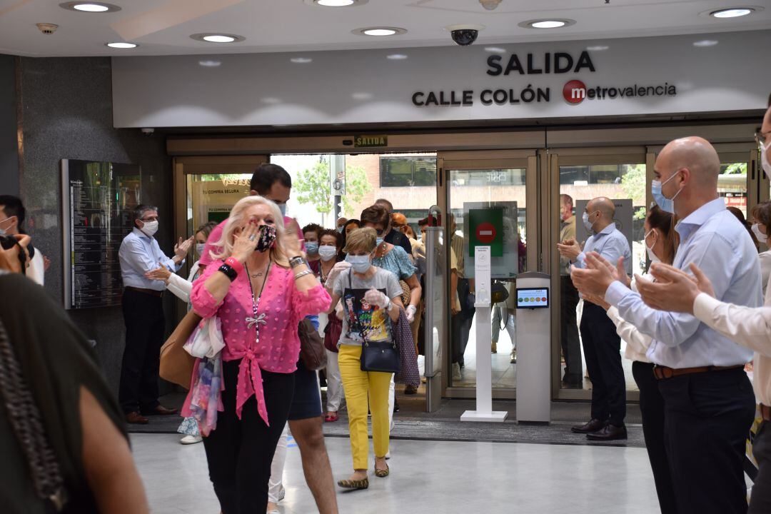 Clientes entrando a El Corte Inglés de València aplaudidos por los trabajadores