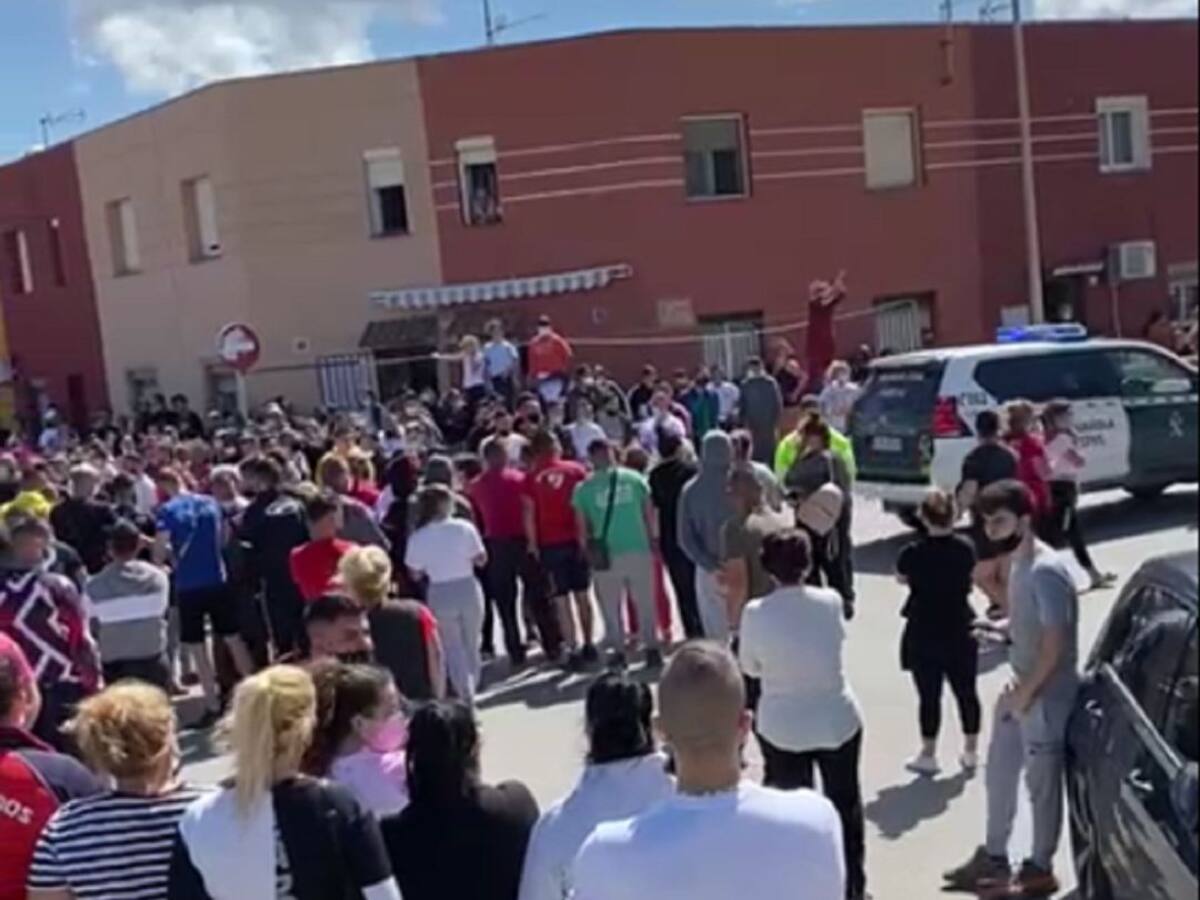 Altercados y lanzamientos de objetos a vehículos policiales tras la muerte de dos personas en La Línea