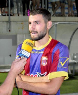 Manu Gavilán atendiendo a Radio Elda-Cadena SER