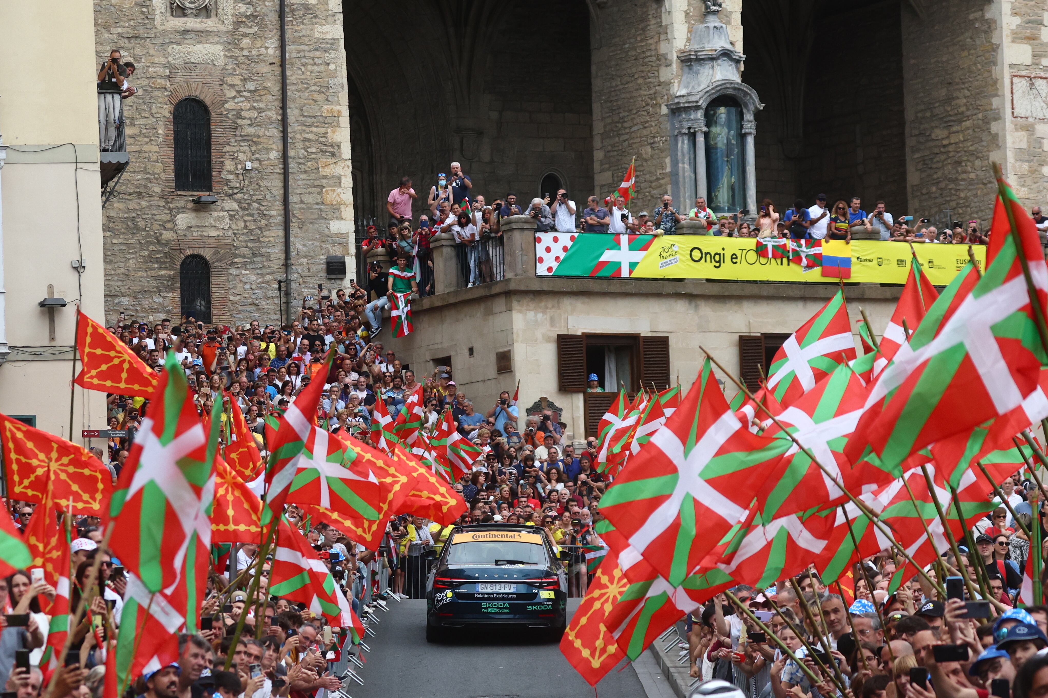 Vitoria-gasteiz (Spain), 02/07/2023.- Spectators at the start of the second stage of the Tour de France 2023 over 208.9km from Vitoria-Gasteiz to San Sebastian, Spain, 02 July 2023. (Ciclismo, Francia, España) EFE/EPA/MARTIN DIVISEK
