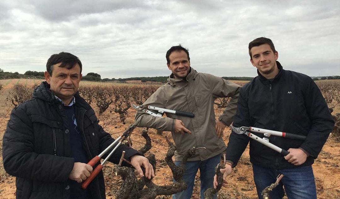 Juan Antonio Ponce (en el centro) junto a su familia en sus viñedos de la Manchuela de Cuenca.