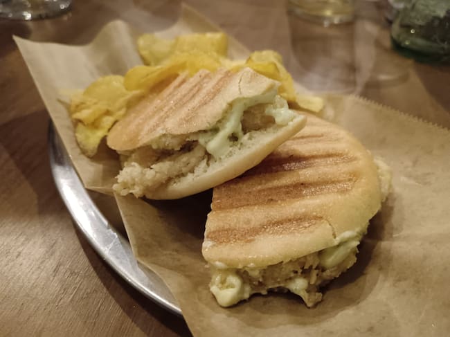 Montadito de calamares fritos y alioli