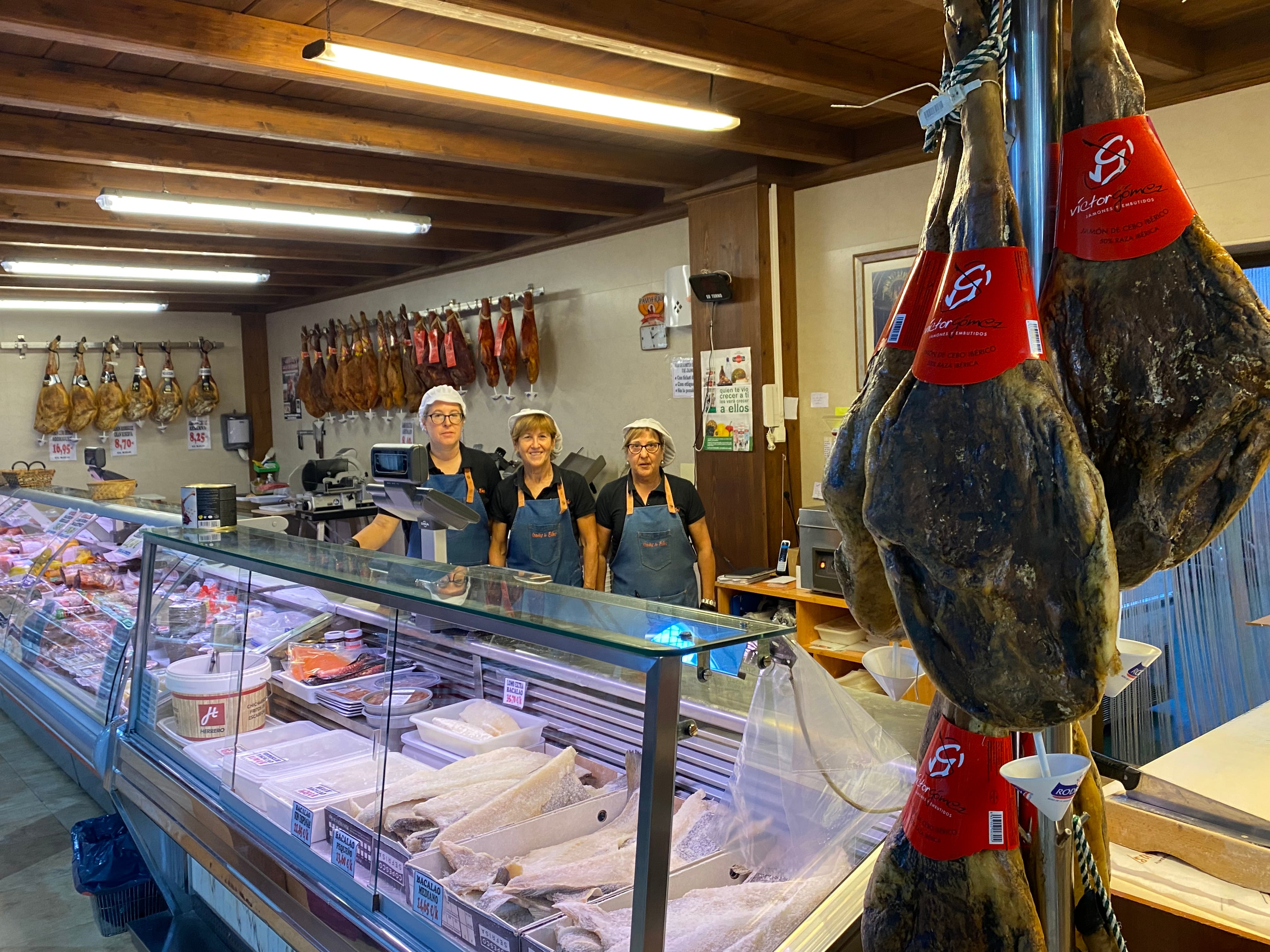 Sonrisas en la charcutería de Isaías de Blas