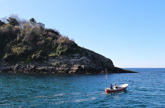 Una embarcación que sale al mar se aproxima a la isla de Santa Clara