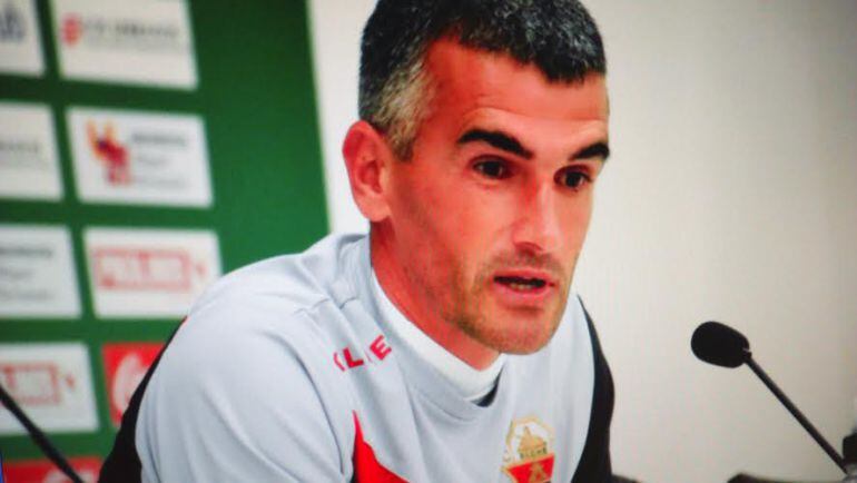 El técnico del filial Vicente Parras en la Sala de Prensa del Elche C.F.