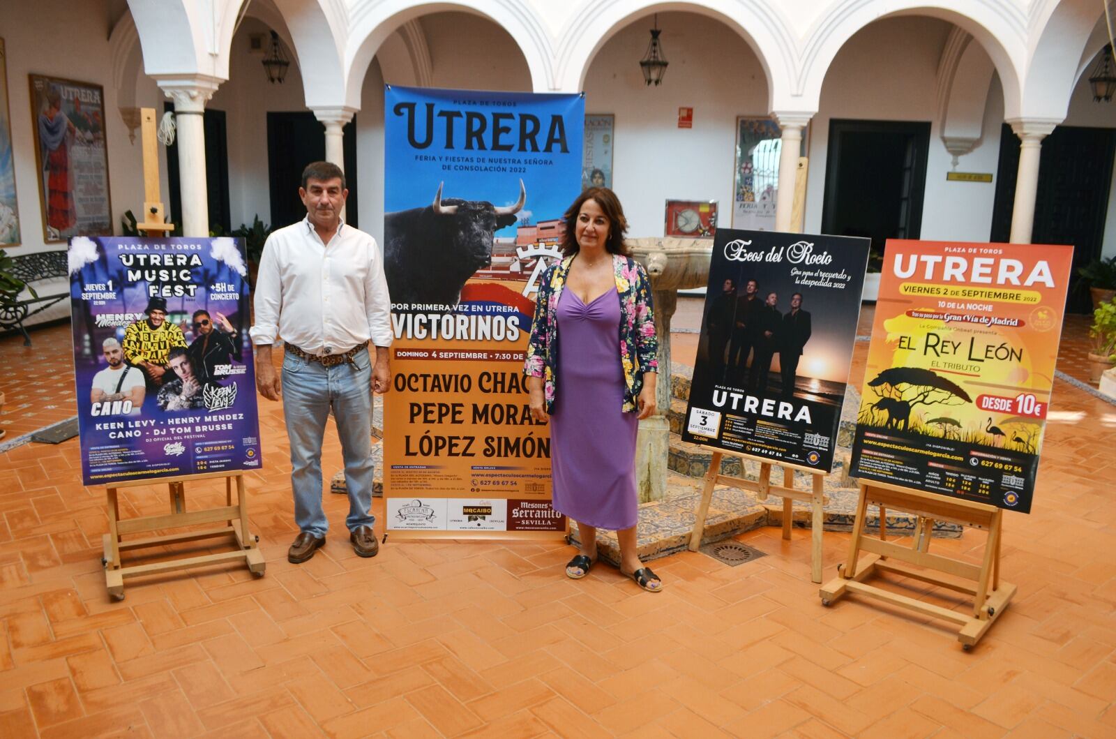 El empresario Carmelo García junto a la delegada municipal de Fiestas en Utrera