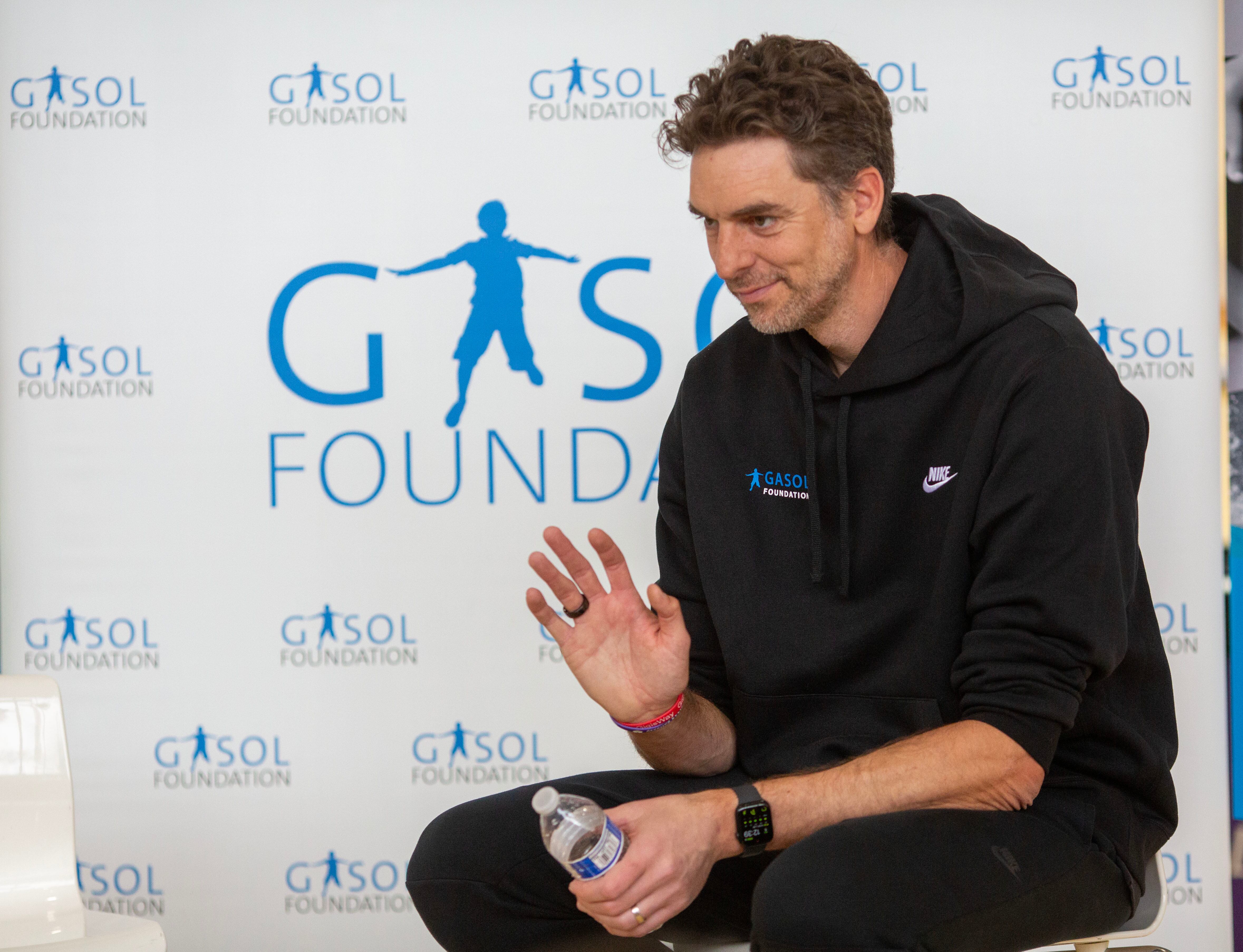 El jugador español de baloncesto Pau Gasol participa de un encuentro con niños de la Fundación Gasol, en el gimnasio del Lafayette Park Recreation Center, en Los Ángeles, California.