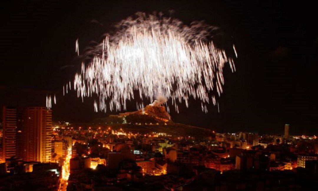 Palmera lanzada desde el Castillo de Santa Bárbara en la noche del 24 de junio (archivo) y que da el pistoletazo de salida a la Nit del Foc