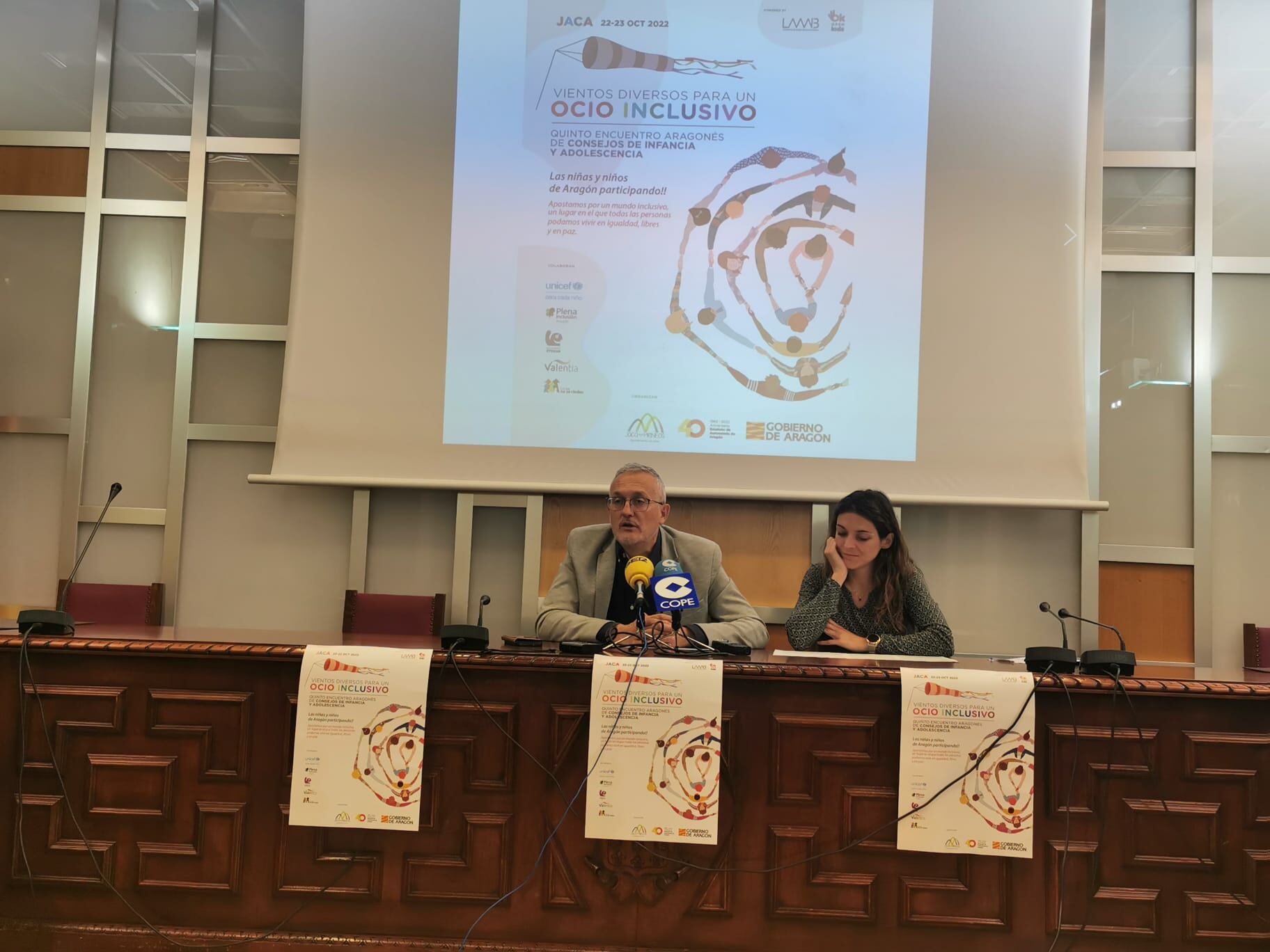 El alcalde de Jaca, Juan Manuel Ramón, y la concejal de Juventud, Laura Climente, presentaban este Encuentro