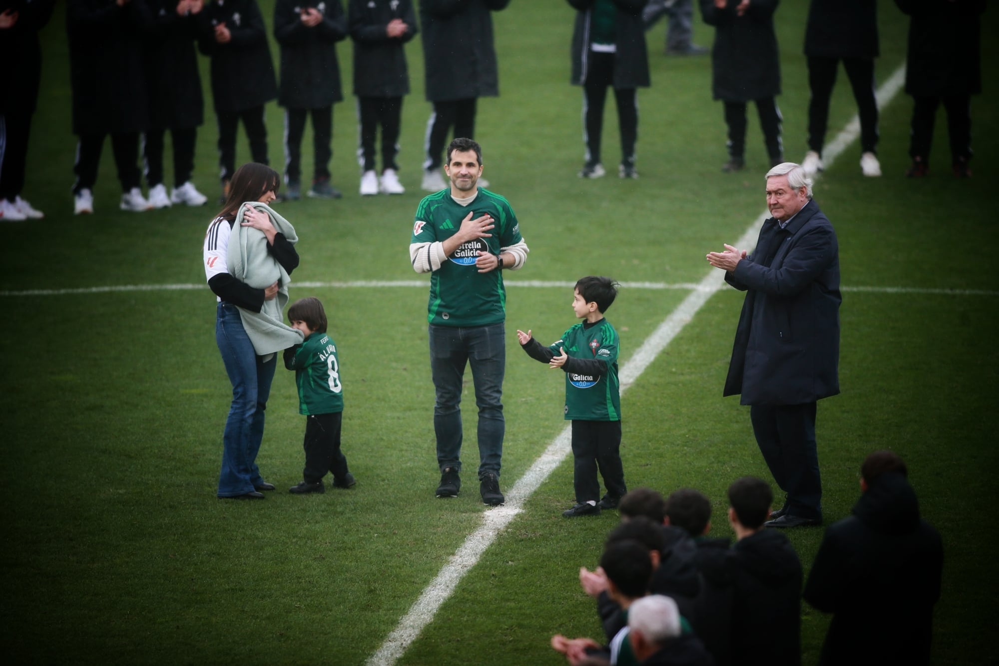 Homenaje a Álex López en el descanso del Racing-Castellón en A Malata (foto: Mariño / Cadena SER)