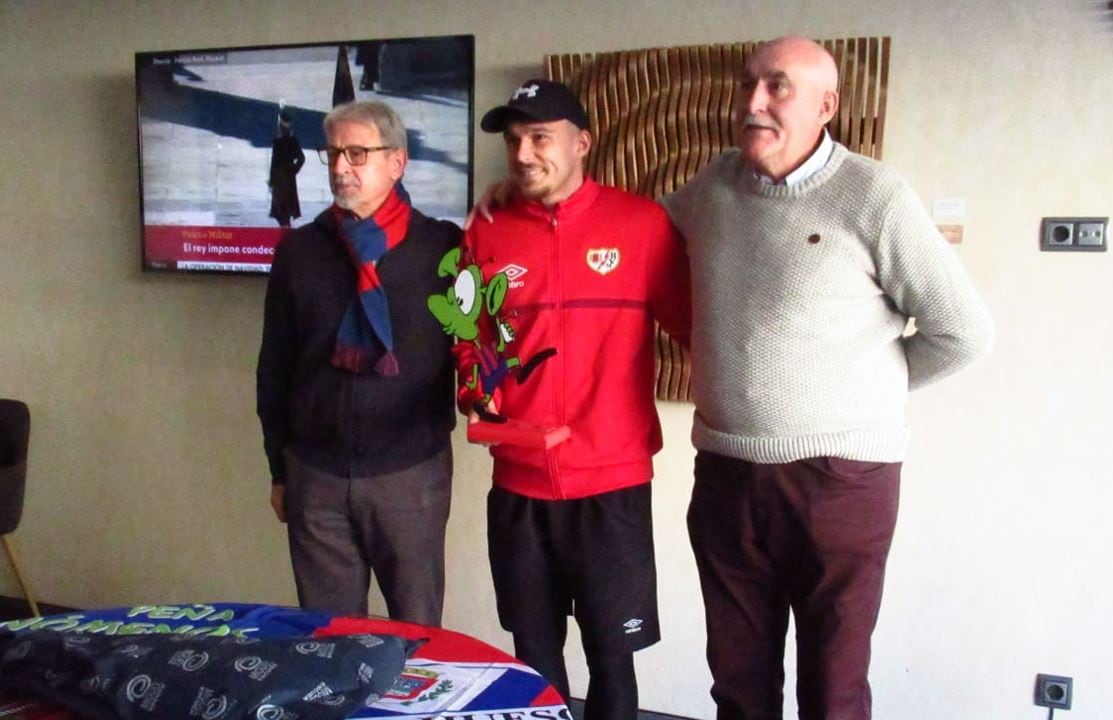 Andrei Ratiu recibió el trofeo de la Peña Fenómenos Oscenses