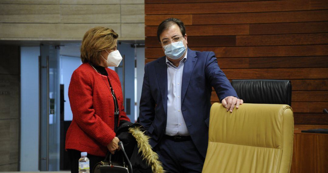 Guillermo Fernández Vara junto a su vicepresidenta y consejera de Hacienda, Pilar Blanco Morales, en el pleno de Presupuestos.