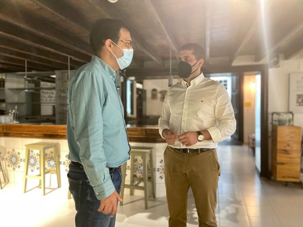 El consejero de Cultura, Alberto Aguiar, junto al consejero delegado de los CACT, Benjamín Perdomo.