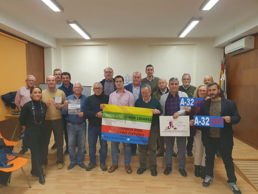 Representantes de distintas plataformas jienenses, en una reunión en Linares