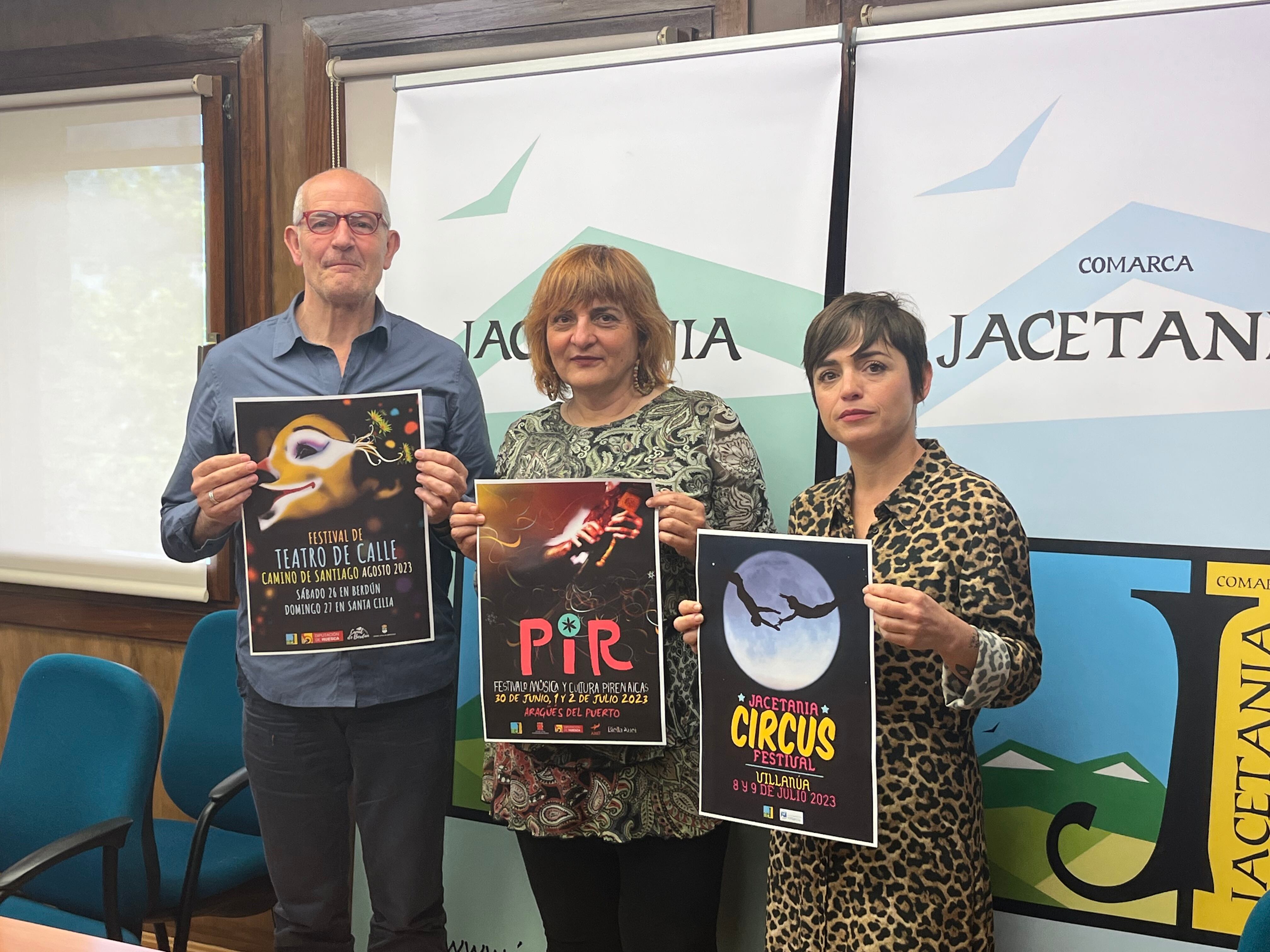 Montse Castán, Elena López y Abel Blasco en la presentación de los festivales de verano de la Comarca de la Jacetania