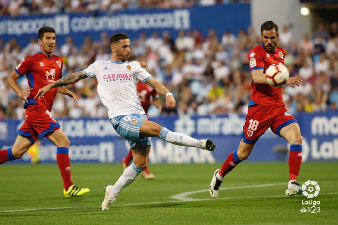 Álvaro Vázquez remata sobre la portería del Numancia