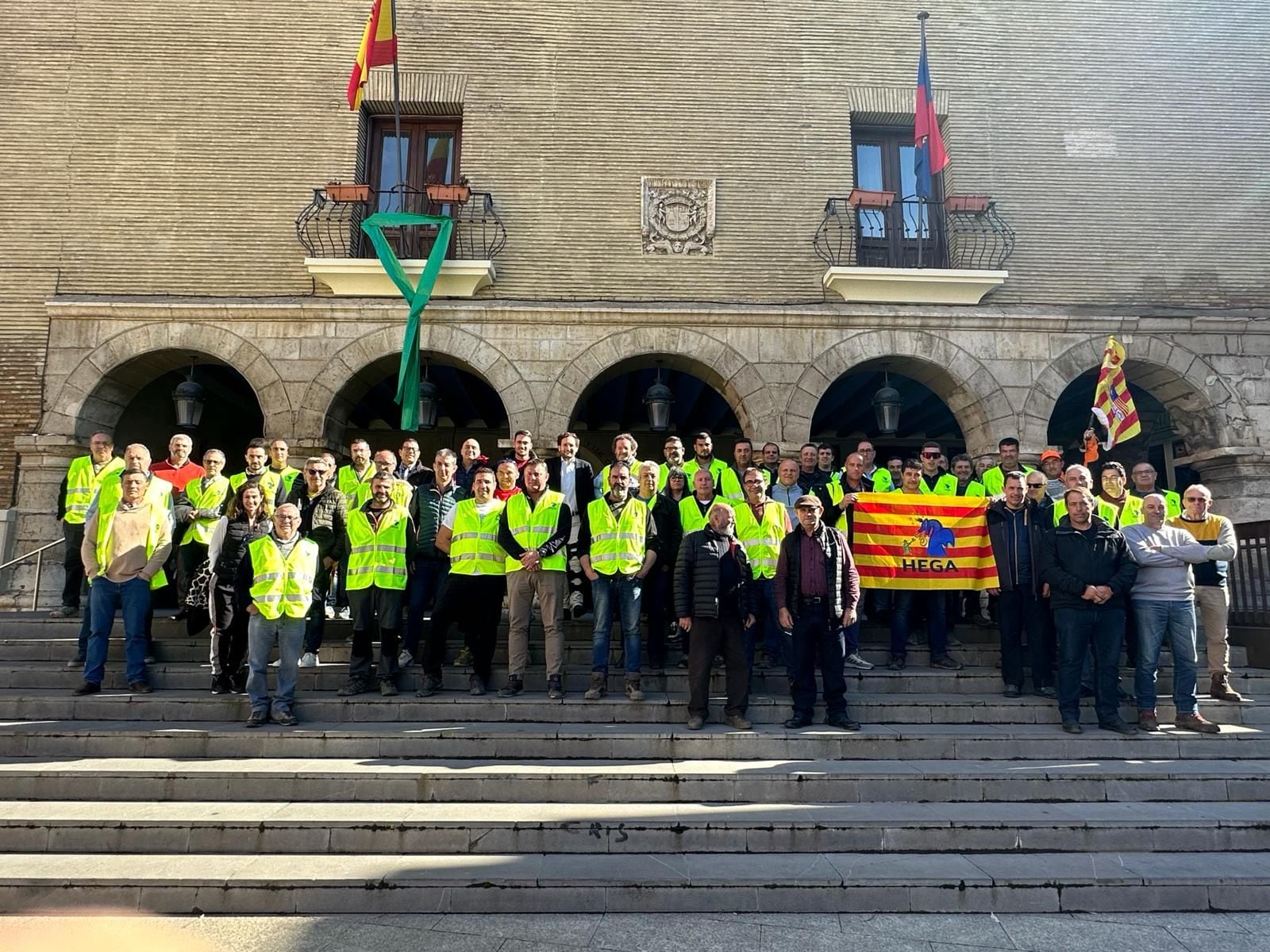 Agricultores de Hega en el Ayuntamiento de Monzón