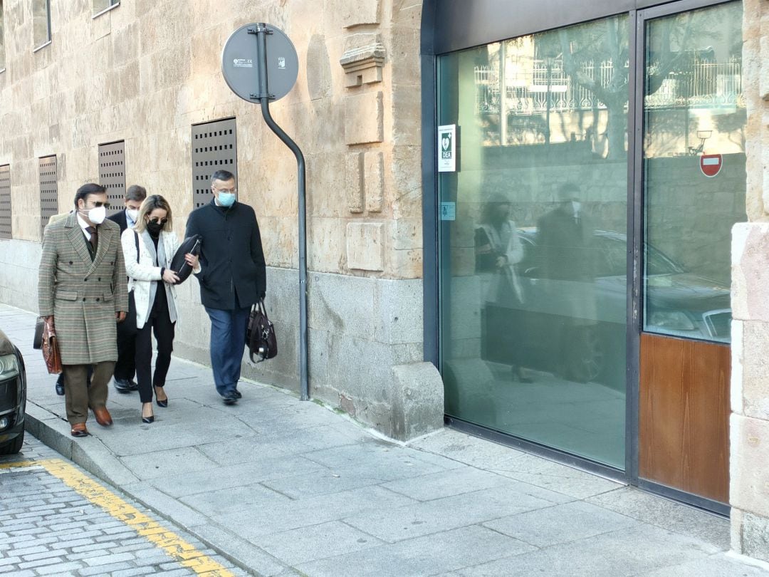 Representantes y letrados del PP de Salamanca a su llegada a los Juzgados