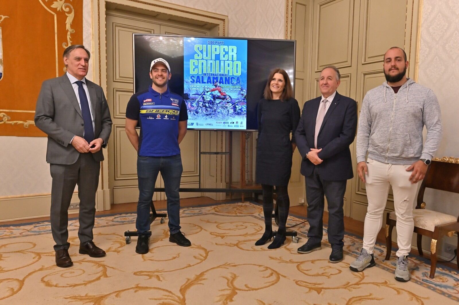 El alcalde de Salamanca, Carlos García Carbayo, y el piloto salmantino Lorenzo Santolino han presentado la primera Competición SuperEnduro de Salamanca