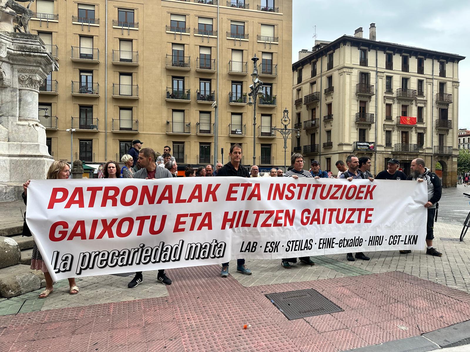 Sindicatos se concentran en recuerdo del transportista fallecido en Olite