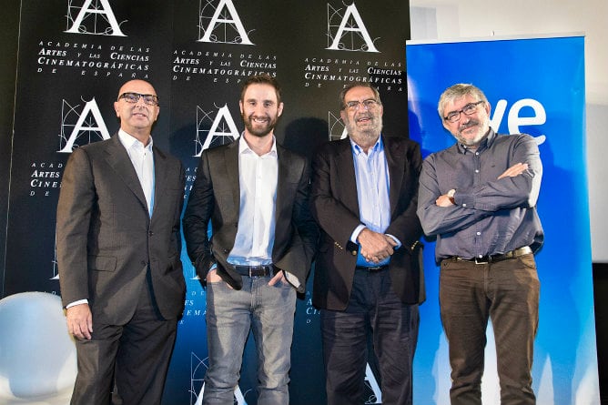 Dani Rovira junto a Enrique González Macho y directivos de TVE en la Academia del Cine