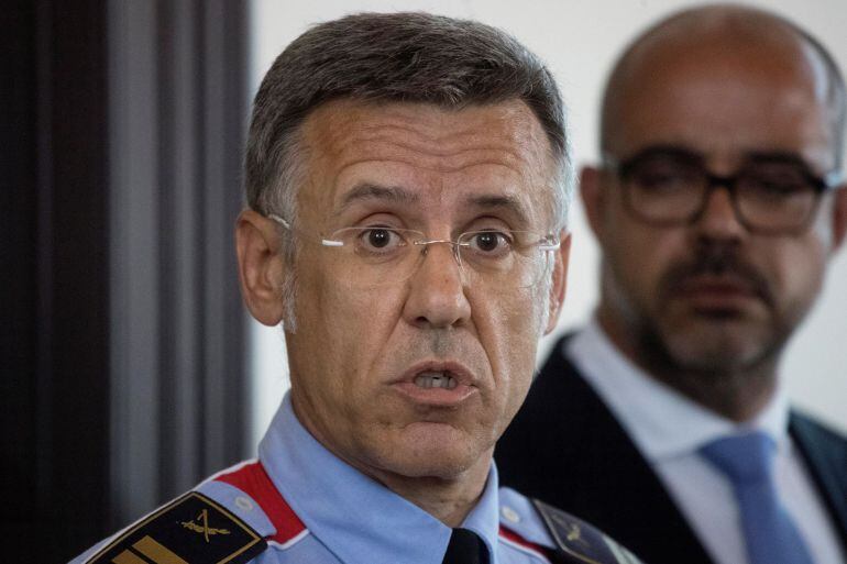 El nou comissari en cap dels Mossos, Miquel Esquius, amb el conseller d'Interior al darrere