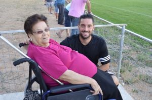 Cristina García junto a futbolista Llorian en el último encuentro de pretemporada del Real Ávila.