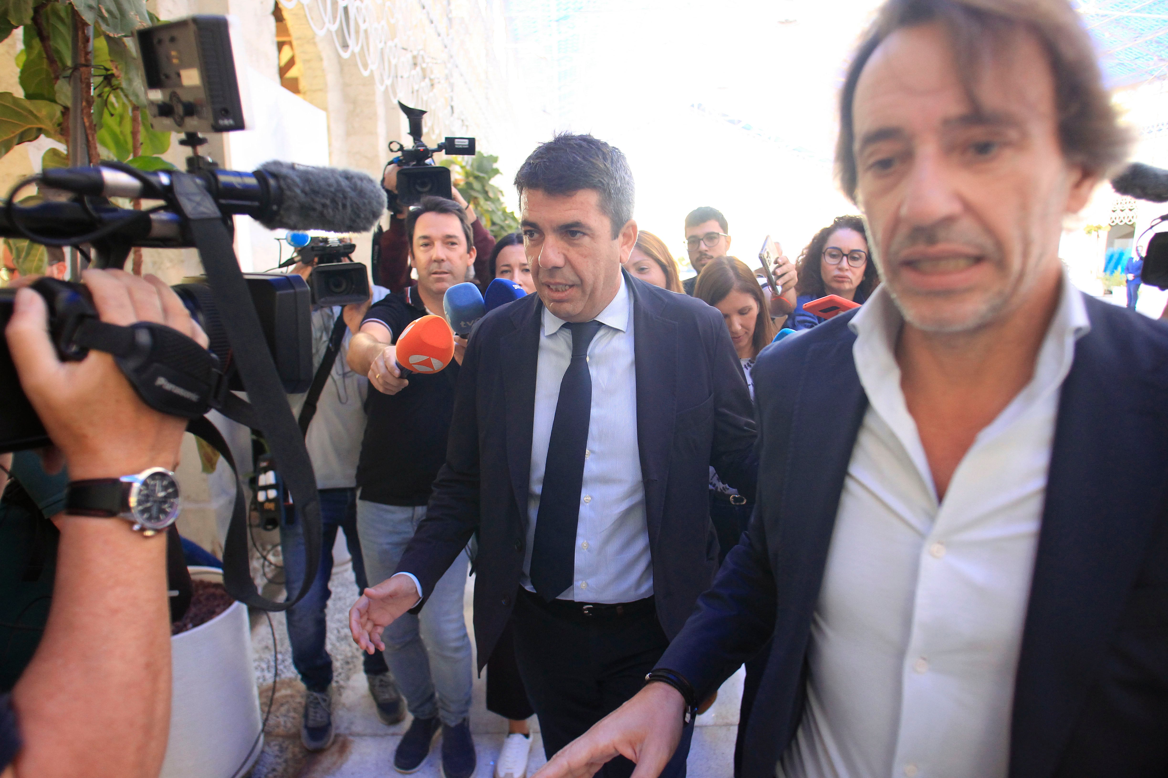 ALICANTE, 27/10/2025.- El president de la Generalitat valenciana, Carlos Mazón, tras intervenir en la conferencia en el V Foro Económico de Alicante, organizado por El Español, este lunes. EFE/ Morell
