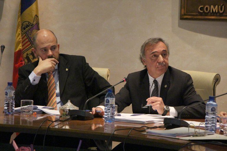 Jordi Mas i Jordi Torres presidint la darrera sessió de comú d'Encamp de la legislatura.