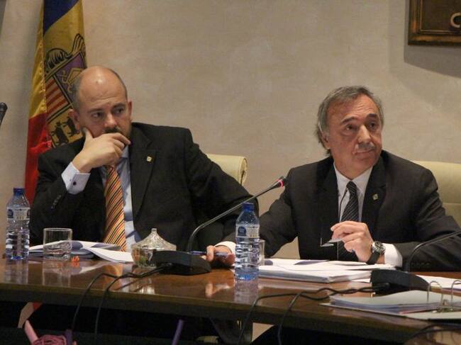 Jordi Mas i Jordi Torres presidint la darrera sessió de comú d'Encamp de la legislatura.