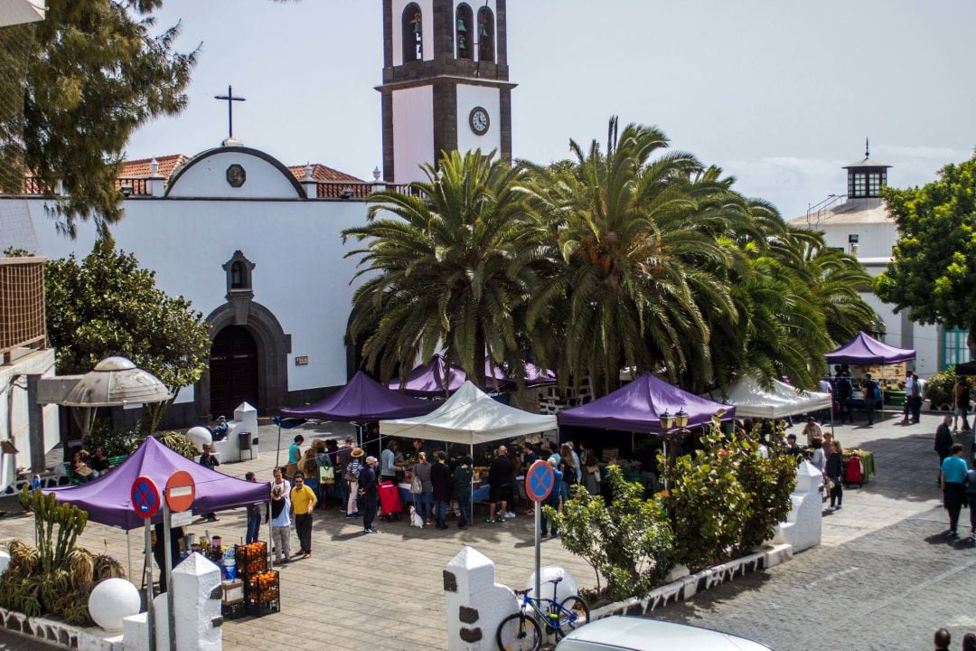 Mercado de Arrecife en la plaza Las Palmas, junto a la iglesia de San Ginés.