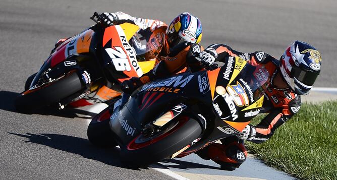 El estadounidense Colin Edwards de NGM Mobile Forward Racing seguido del español Dani Pedrosa de Honda durante los entrenamientos libres del Gran Premio de Indianápolis de MotoGP en Indianapolis, Indiana, Estados Unidos hoy 18 de agosto de 2012