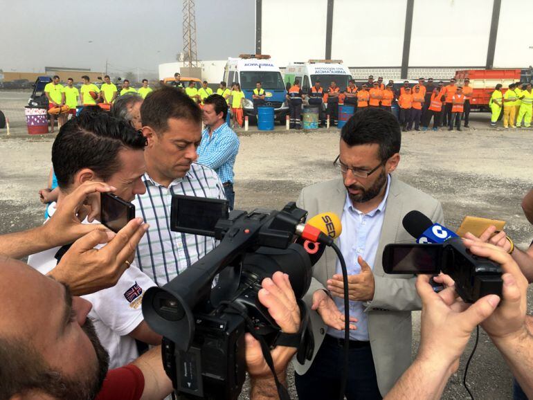 El concejal de Limpieza, Juan Macías, junto al alcalde de La Línea, Juan Franco.