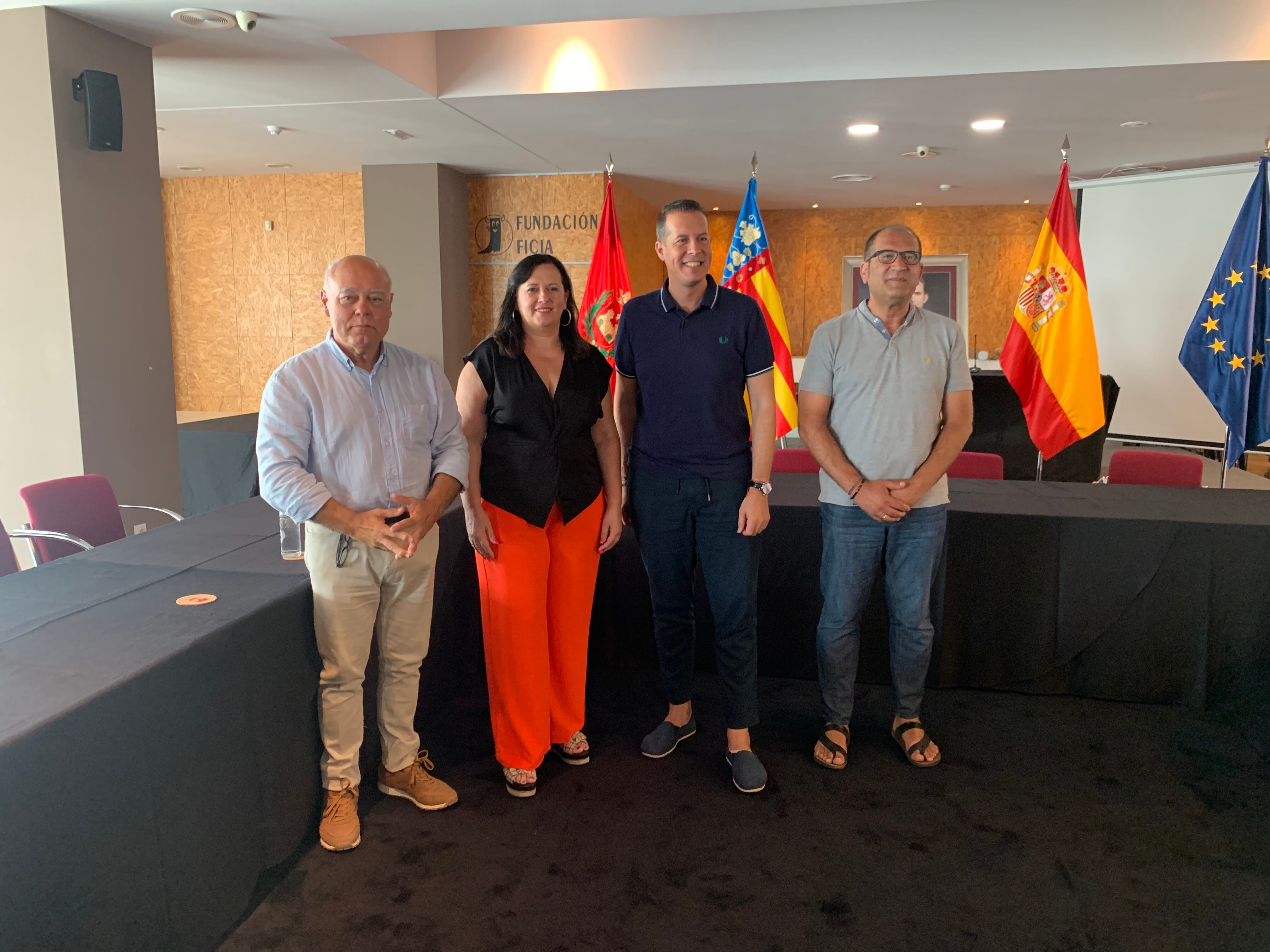 La pregonera con las autoridades festeras y municipales