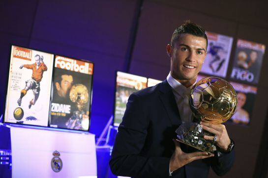 Cristiano Ronaldo posa con su cuarto Balón de Oro