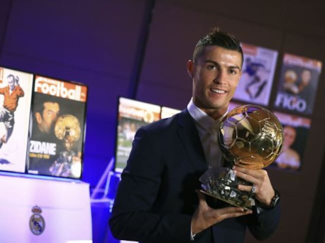 Cristiano Ronaldo posa con su cuarto Balón de Oro