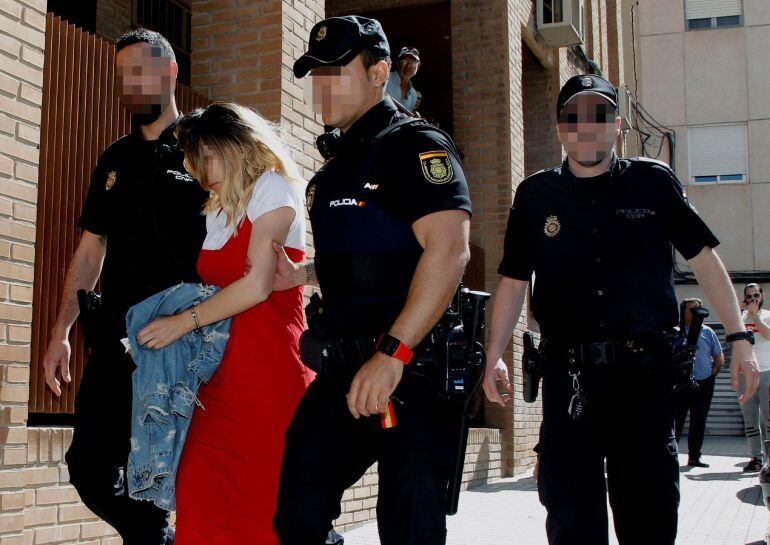 La detenida conducida por los agentes al Palacio de Justicia de Elda 