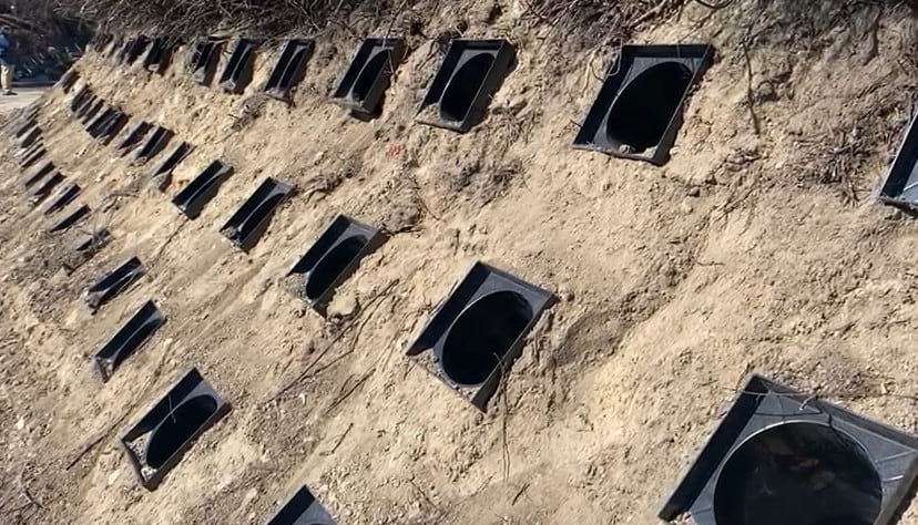 Briznas preparadas para meter las urnas crematorias en el cementerio de Baikove en Kiev.