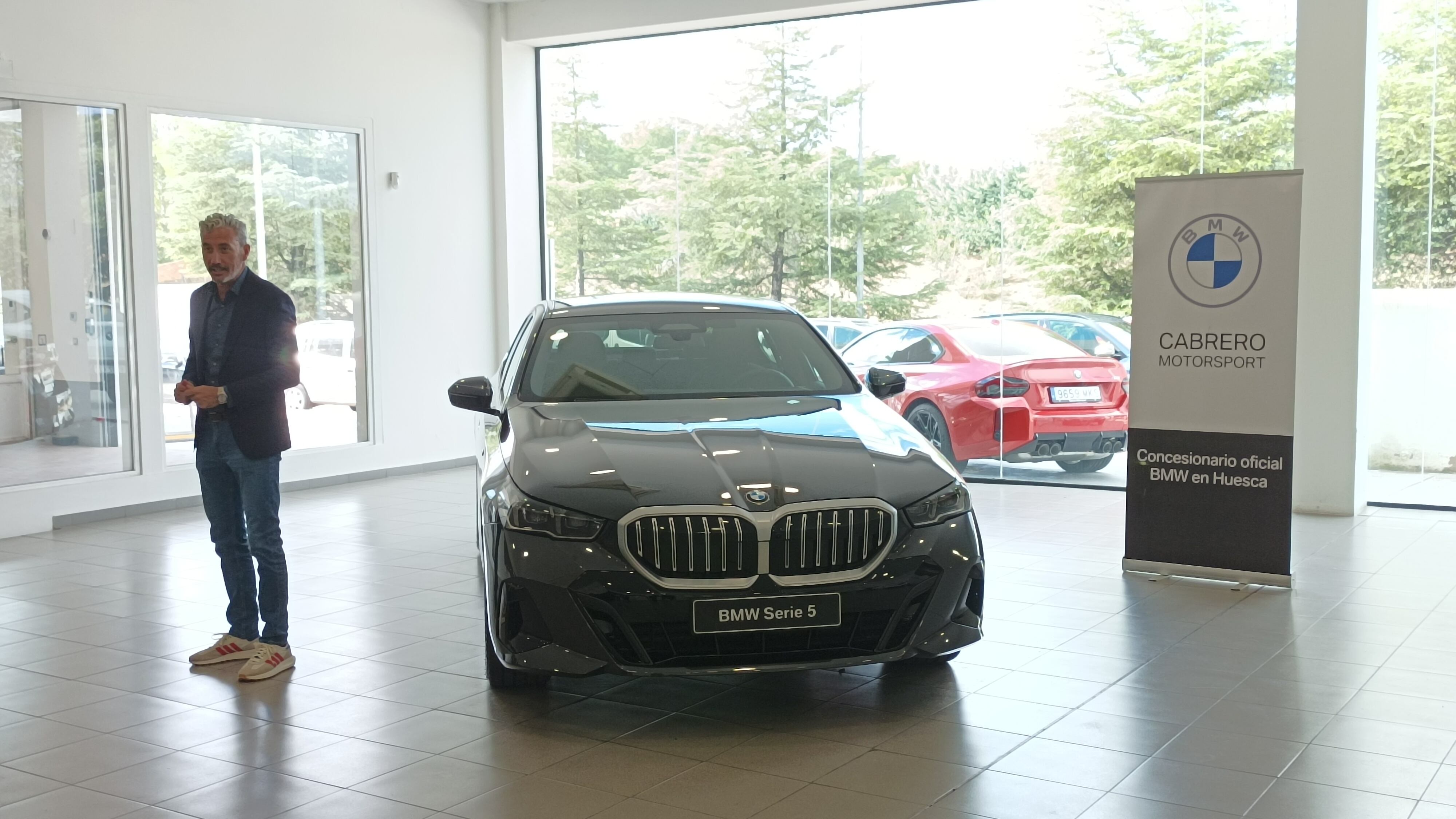 Javier Cabrero, en la imagen, presentó el nuevo BMW i5 en las instalaciones de Cabrero Motorsport Huesca