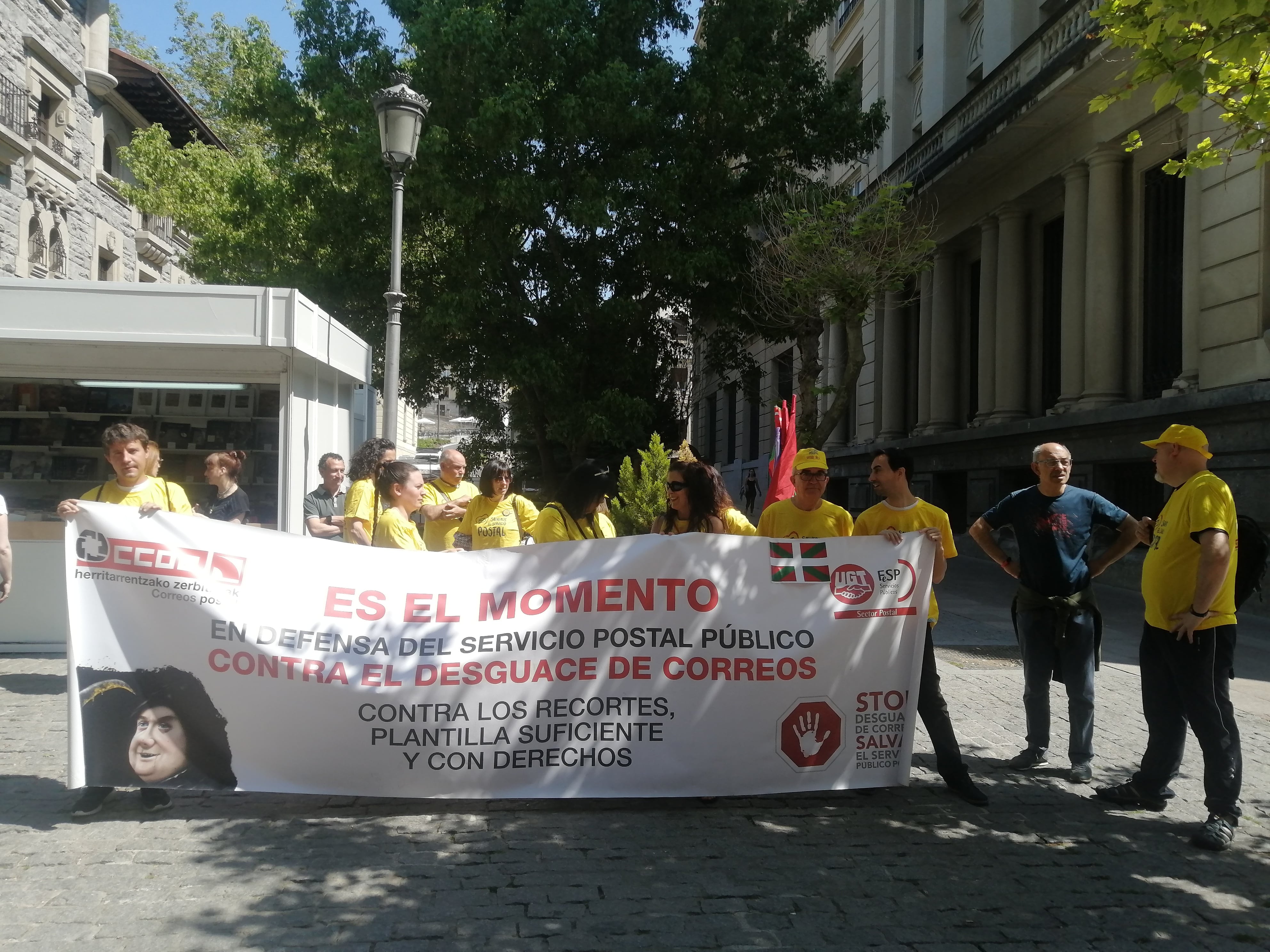 Trabajadores se han concentrado frente a la sede de Correos de Vitoria en la tercera y última jornada de paro