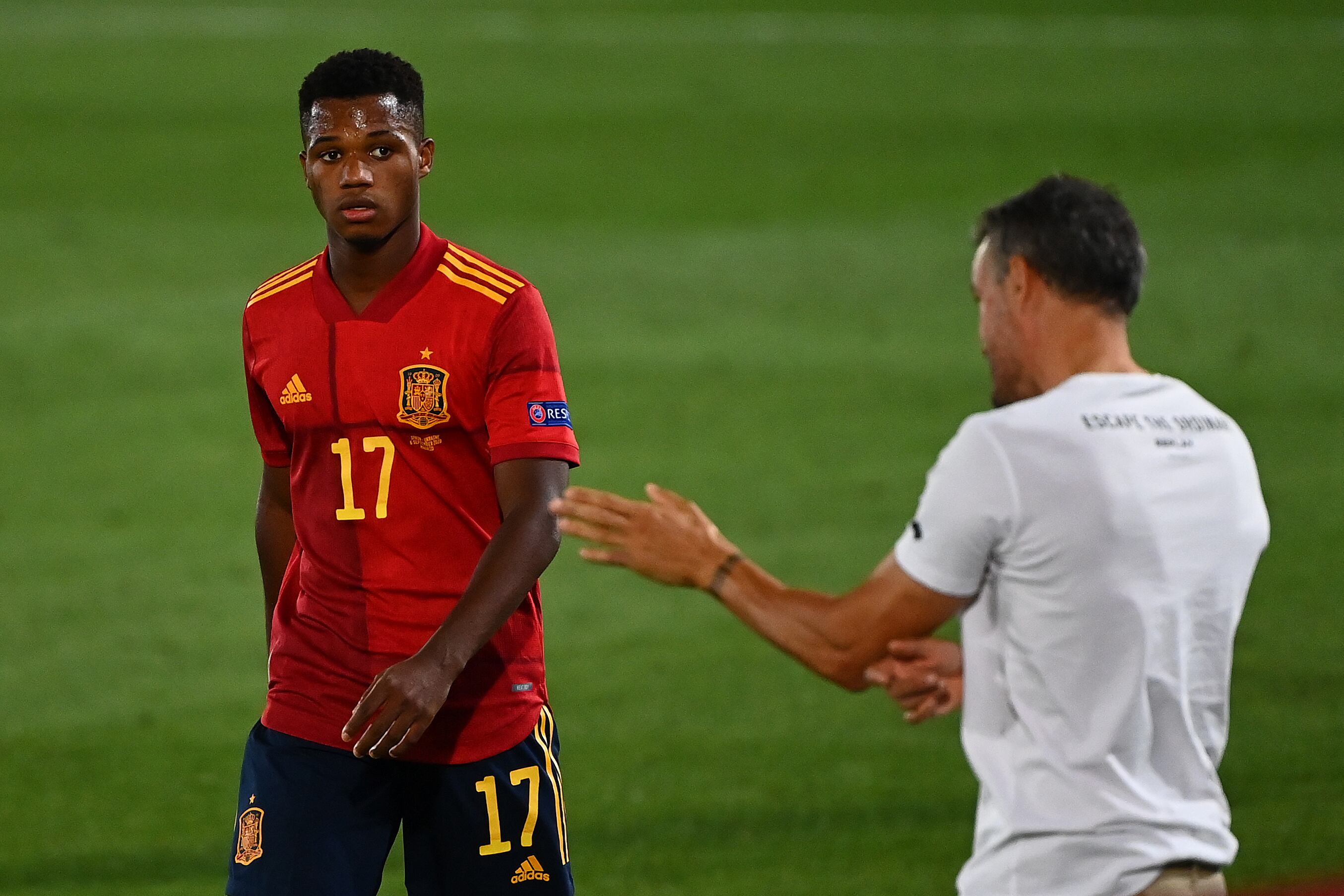 Luis Enrique da instrucciones a Fati, durante un partido de &#039;La Roja&#039;.